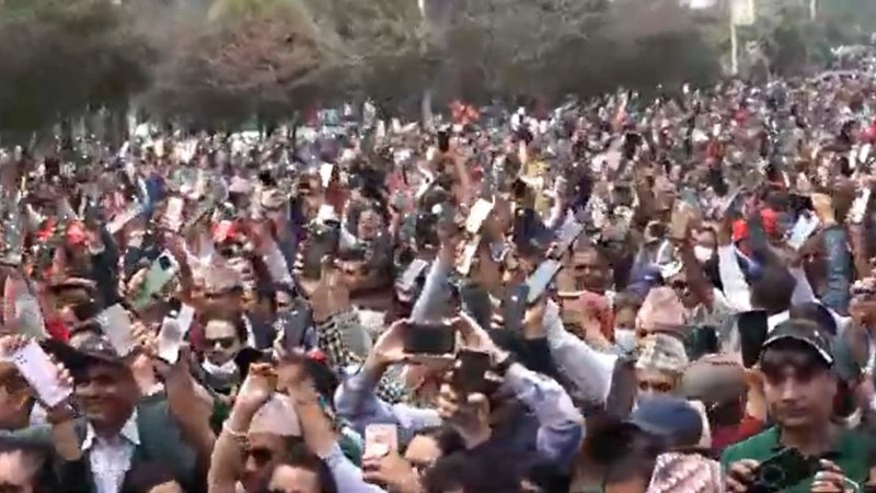 विद्यालय शिक्षा ऐनको माग गर्दै शिक्षकहरुद्वारा राजधानीको सडकमा दिउँसै टर्च बालेर विरोध जनाए